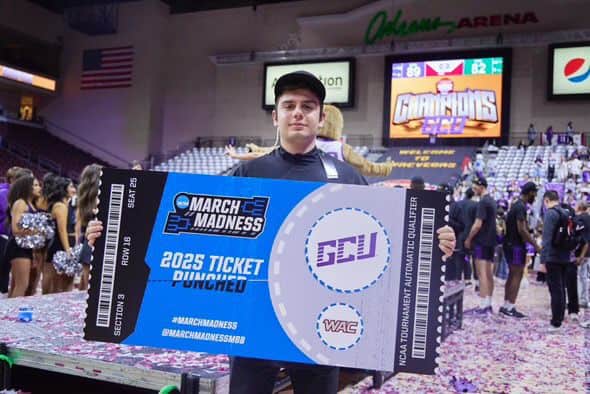 Filippo Sacripanti con il 'ticket' per la March Madness